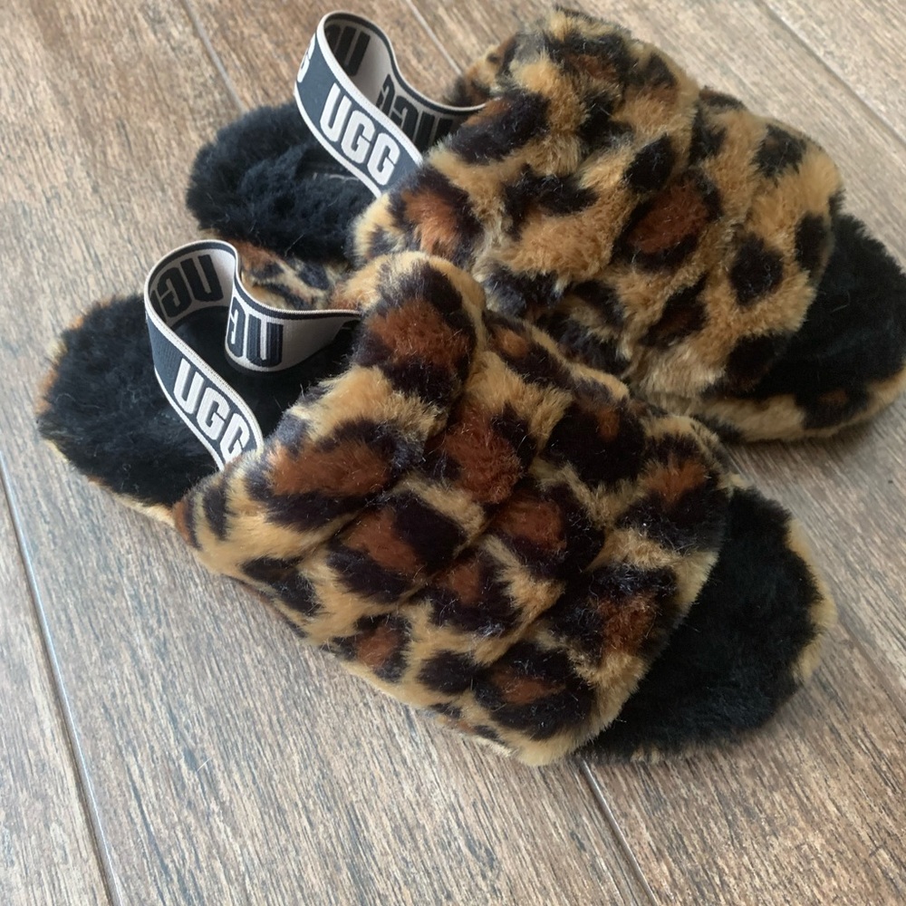UGG Fluff Platform Sandals, very gently used! Size 9 Women’s (40).